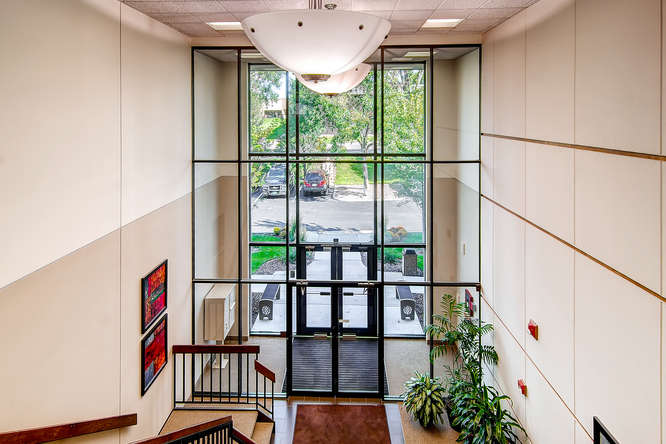 58 Inverness Dr E, Englewood, CO à louer - Hall d’entrée - Image 3 de 11