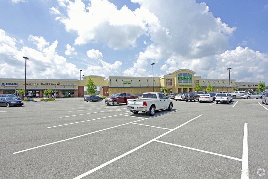 56-136 Marketplace Cir, Calera, AL for lease - Primary Photo - Image 1 of 5
