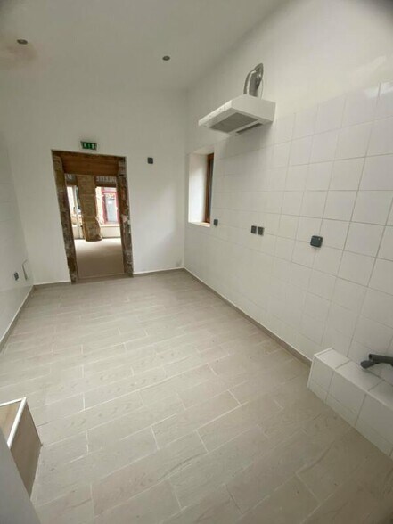 3 Grande Rue De Saint Rambert, Lyon for lease - Interior Photo - Image 2 of 6