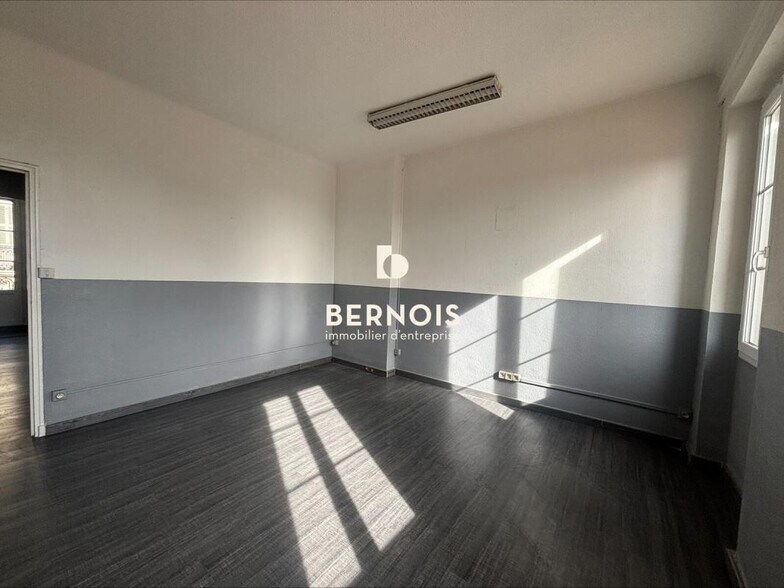 Office in Toulon for lease - Building Photo - Image 2 of 9
