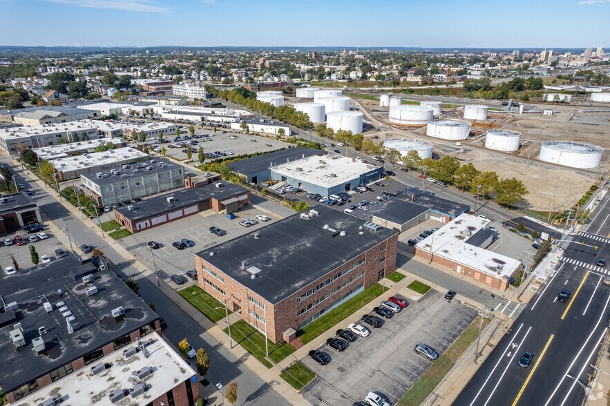 703 Allens Ave, Providence, RI à louer - Photo du bâtiment - Image 2 de 7