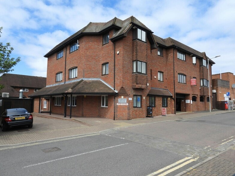 64 High St, Burnham for lease - Building Photo - Image 1 of 19