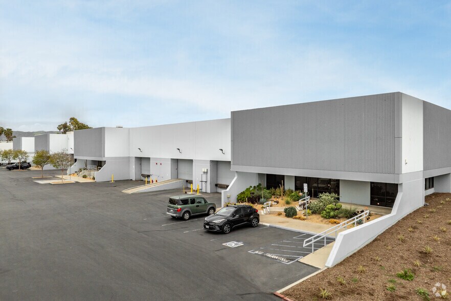 2741-2745 Dow Ave, Tustin, CA à louer - Photo principale - Image 1 de 16