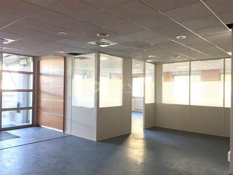 Office in Noisy-le-Sec for lease - Interior Photo - Image 2 of 5