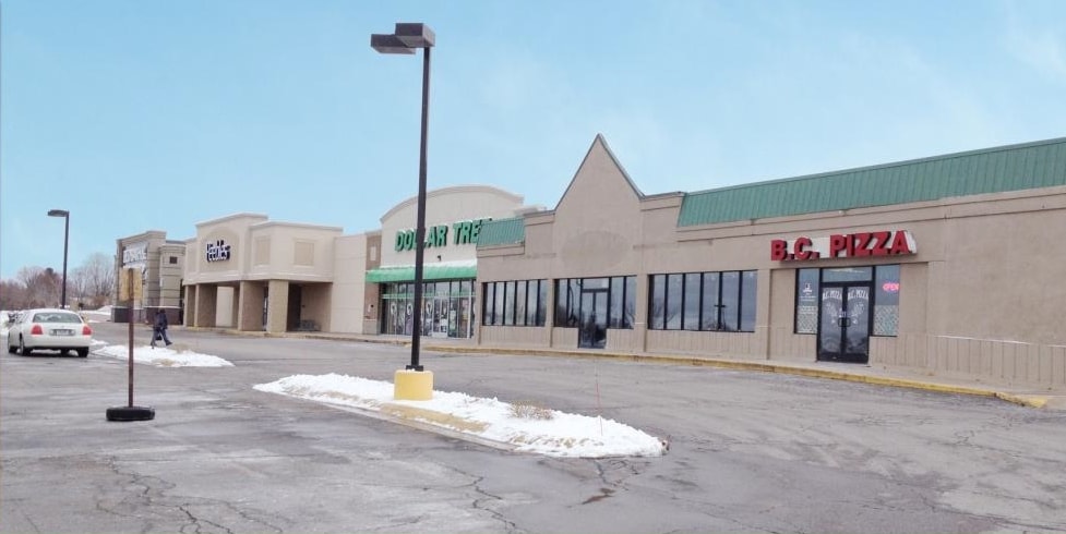 910 S Spring St, Petoskey, MI à louer - Photo du bâtiment - Image 2 de 2