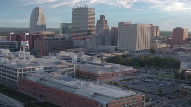 100 N Main St, Winston-Salem, NC à louer - Vidéo sur l’inscription commerciale - Image 2 de 9