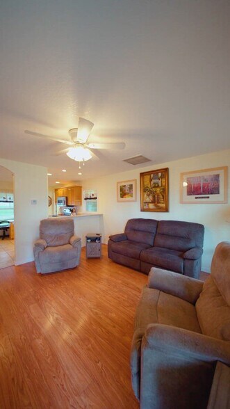 701 Keen Rd. portefeuille de 3 propriétés à vendre sur LoopNet.ca - Vidéo sur l’inscription commerciale - Image 3 de 46