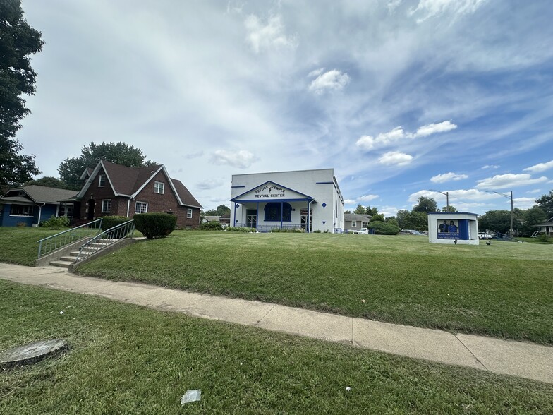 2245 E Riverside Dr, Indianapolis, IN for sale - Building Photo - Image 3 of 17