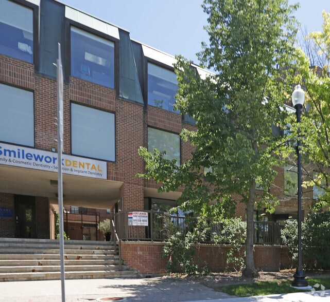 114 Lakeshore Rd E, Oakville, ON à louer - Photo du bâtiment - Image 2 de 3