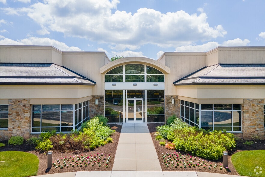 747 Constitution Dr, Exton, PA à louer - Photo du bâtiment - Image 3 de 8