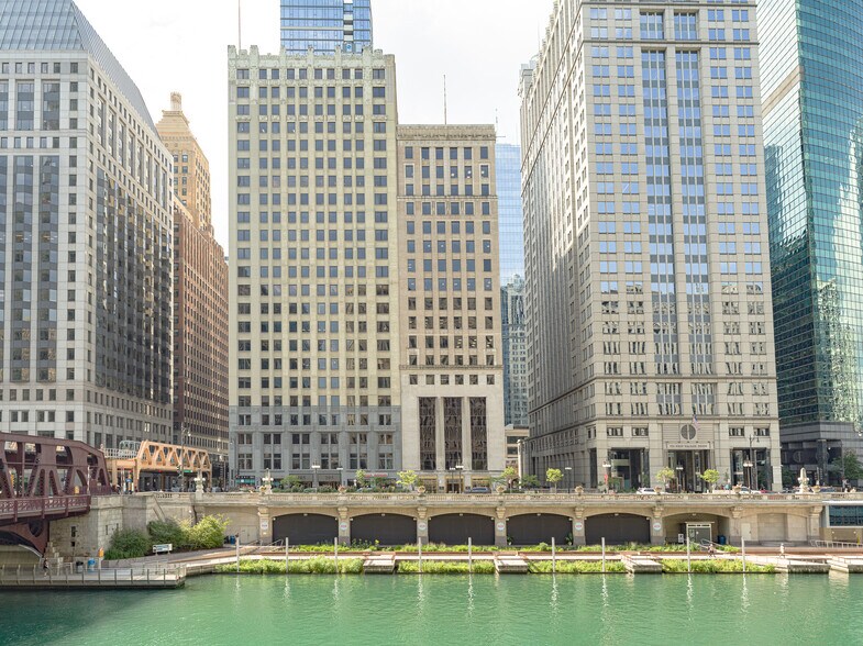 211 W Wacker Dr, Chicago, IL à louer - Photo du bâtiment - Image 1 de 10