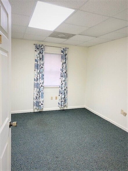 1015-1029 Bullard Ct, Raleigh, NC for sale - Interior Photo - Image 2 of 17