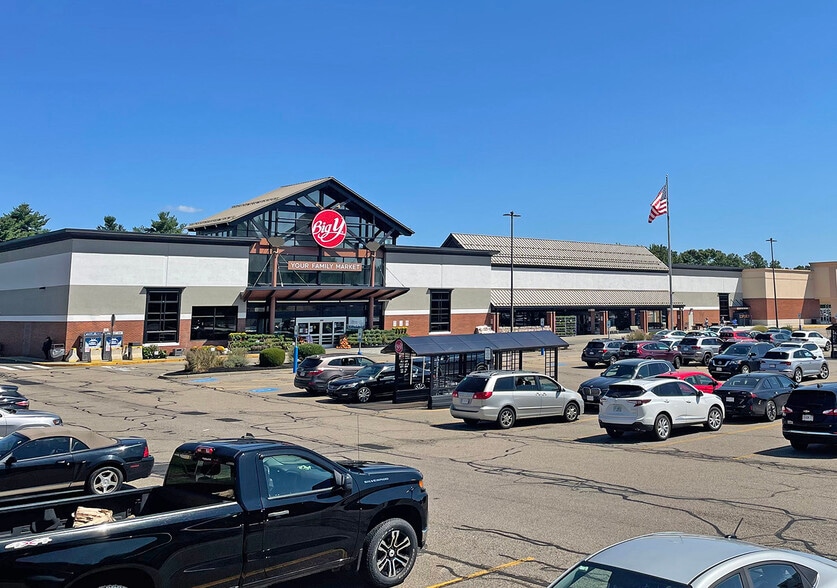 12-41 Roberts Dr, Easton, MA à louer - Photo du bâtiment - Image 2 de 4