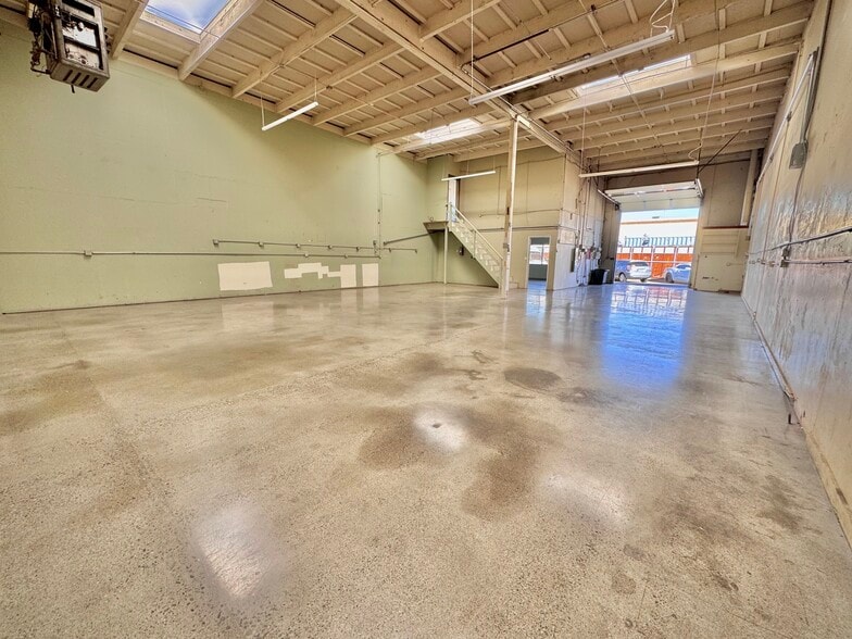 2570 Leghorn St, Mountain View, CA for lease - Building Photo - Image 3 of 9