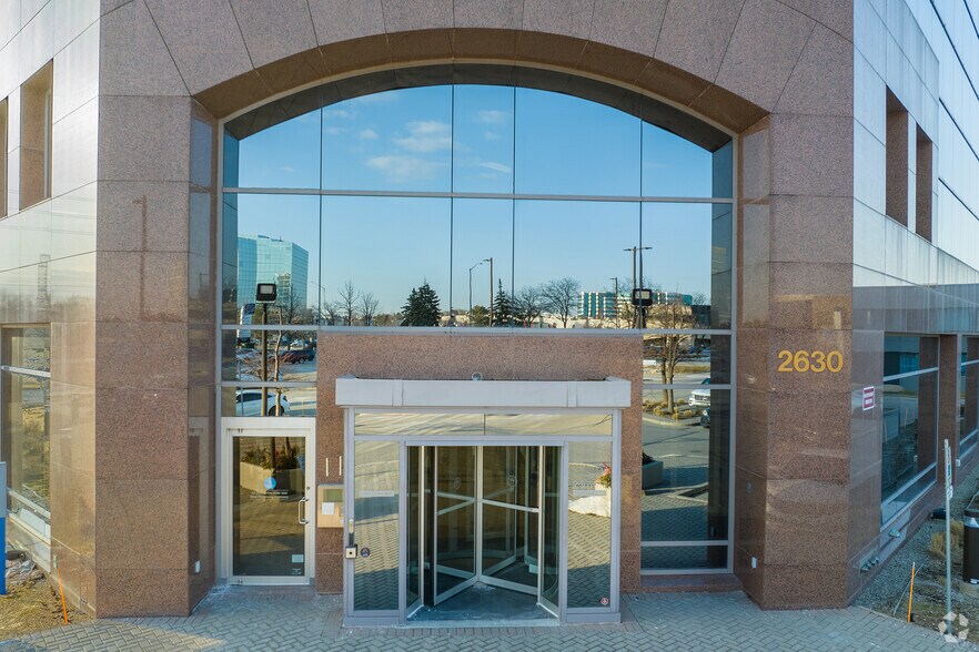 2630 Skymark Ave, Mississauga, ON à louer - Photo du bâtiment - Image 3 de 4