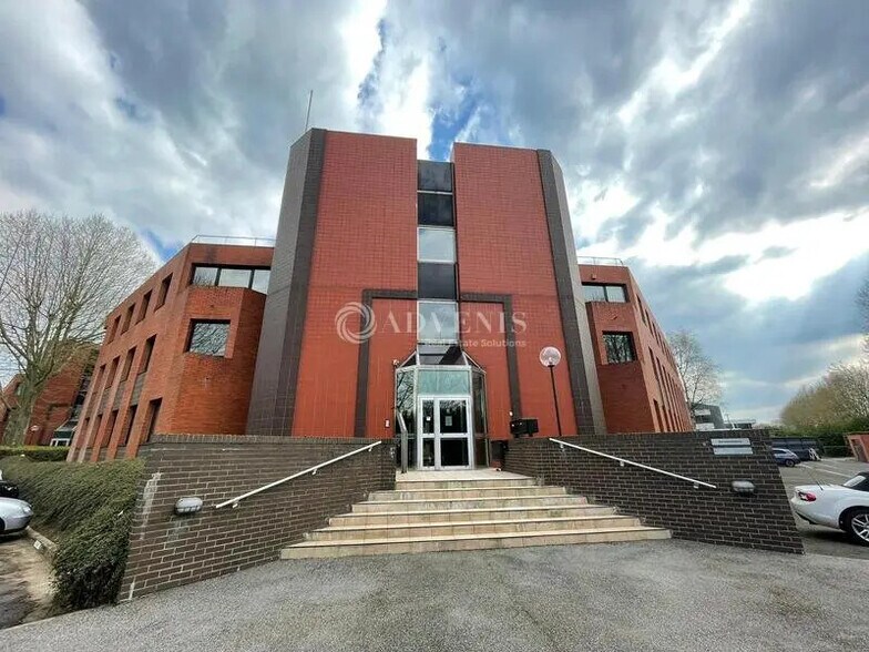 Office in Montigny-le-Bretonneux for lease - Building Photo - Image 1 of 6