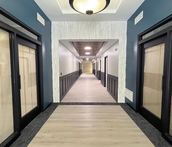 2835 SW Mission Woods Dr, Topeka, KS à louer - Photo du bâtiment - Image 2 de 6