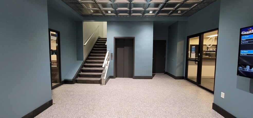 230 2nd St SE, Cedar Rapids, IA for lease - Interior Photo - Image 2 of 6