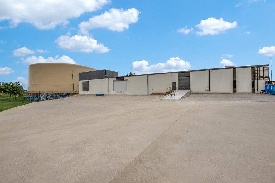 13840 Denton Dr, Farmers Branch, TX for lease - Building Photo - Image 2 of 31