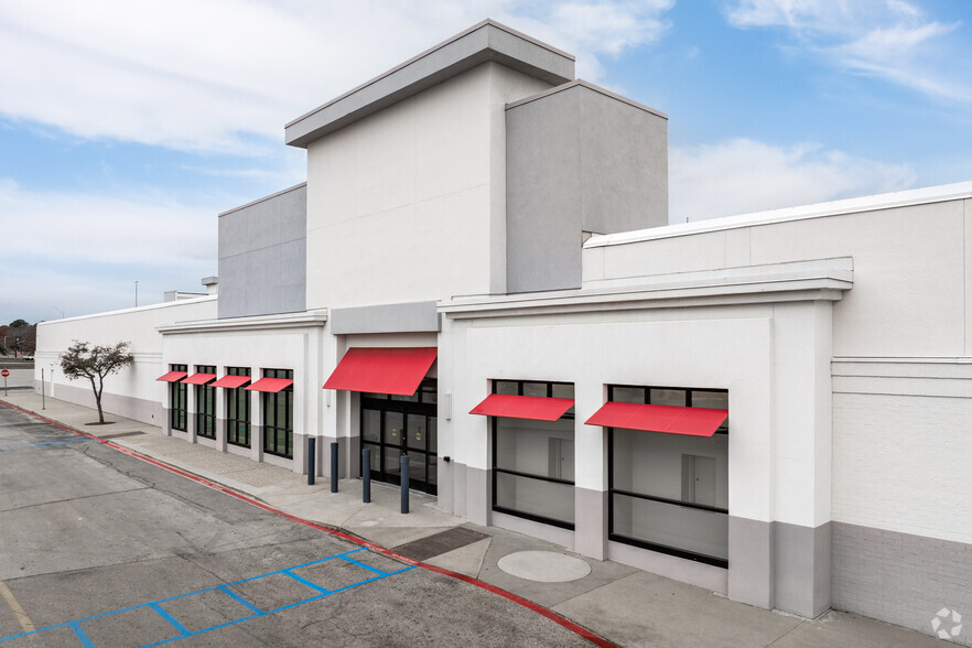 2201 S Interstate 35 E, Denton, TX for lease - Building Photo - Image 1 of 19