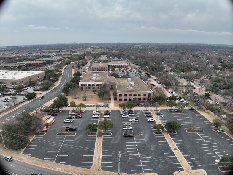 9601 Amberglen Blvd, Austin, TX à louer - Communauté Matterport - Image 2 de 30