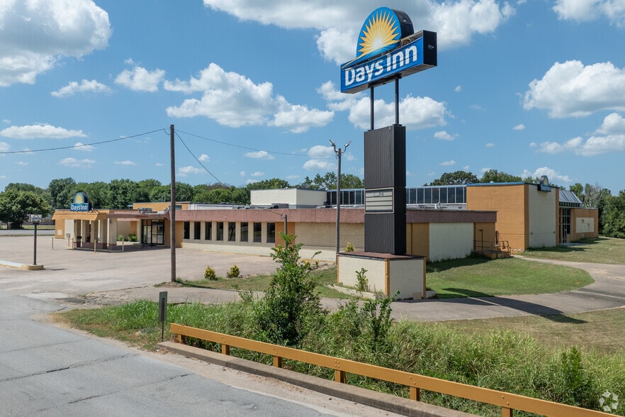 810 E Trudgeon St, Henryetta, OK for sale - Primary Photo - Image 1 of 13