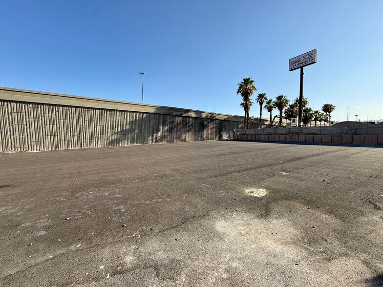 2039 W Bonanza Rd, Las Vegas, NV à louer - Photo du bâtiment - Image 3 de 20
