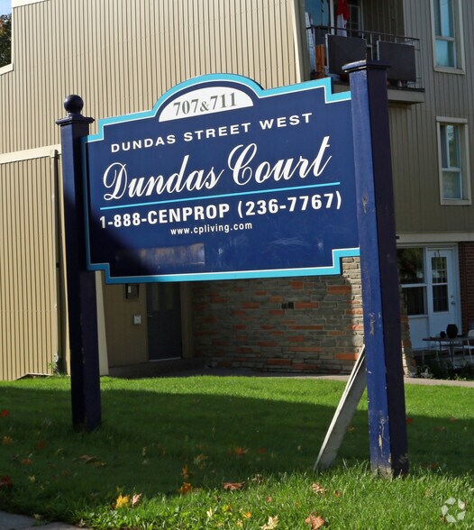 707-711 W Dundas St, Whitby, ON à vendre - Photo du bâtiment - Image 3 de 6