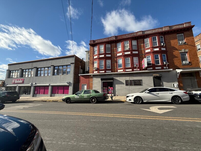 Four mixed-use commercial properties portefeuille de 4 propriétés à vendre sur LoopNet.ca - Photo principale - Image 2 de 4