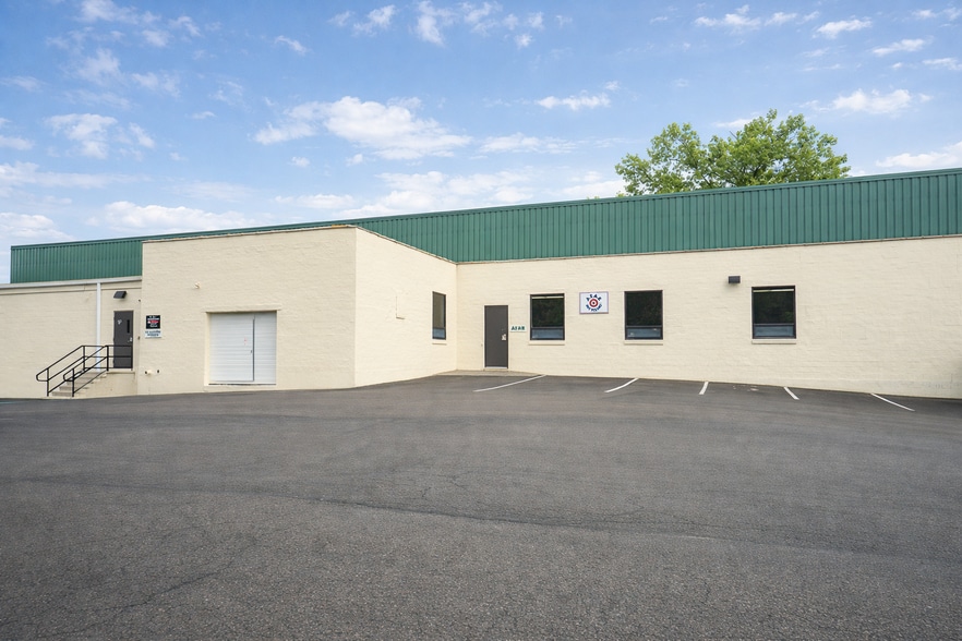 237 E Aurora St, Waterbury, CT for lease - Primary Photo - Image 1 of 27