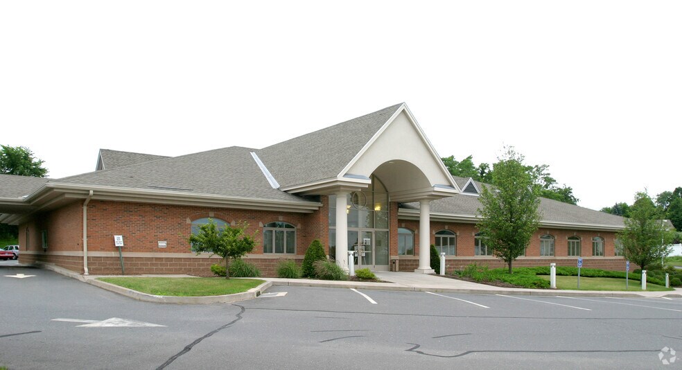 521 Cromwell Ave, Rocky Hill, CT à vendre - Photo du bâtiment - Image 3 de 15