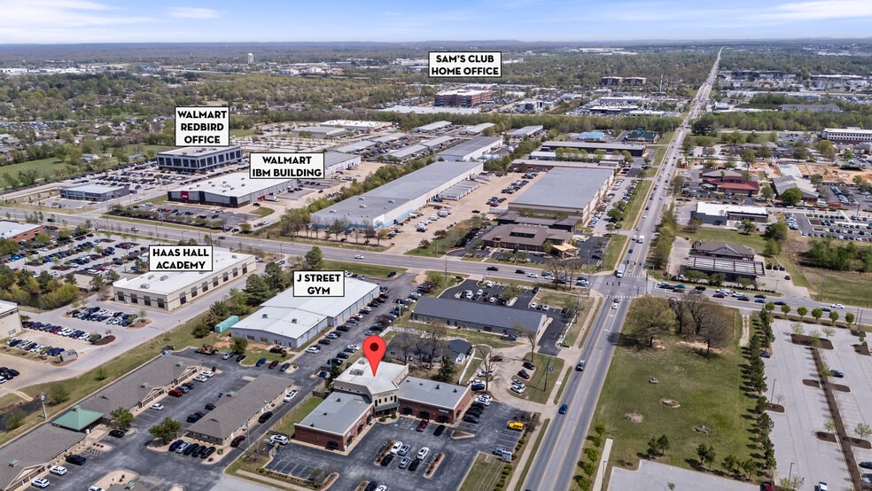 1001 SE 28th St, Bentonville, AR à louer - Photo du bâtiment - Image 3 de 10