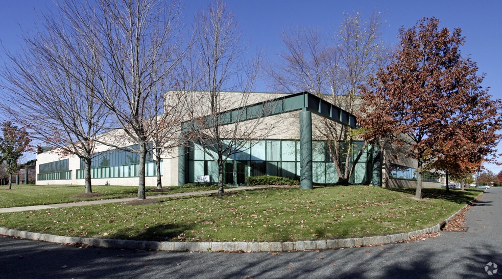 8 Clarke Dr, Cranbury, NJ à louer - Photo du bâtiment - Image 3 de 12