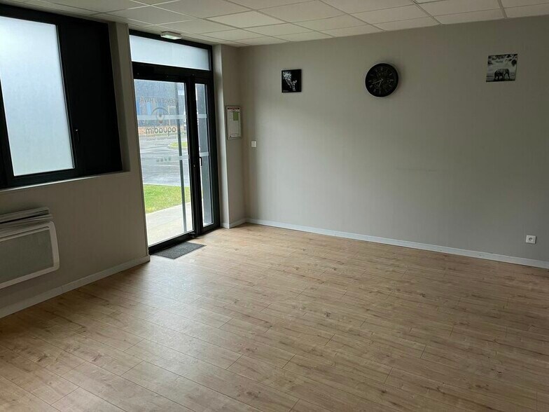 Flex in Le Havre for lease - Interior Photo - Image 3 of 6