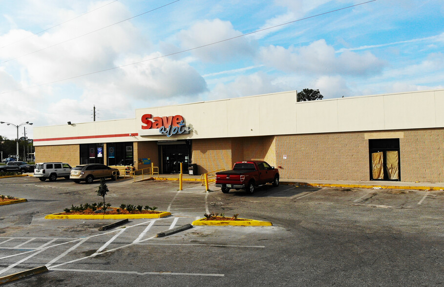 7912-8000 Lem Turner Rd, Jacksonville, FL for lease - Building Photo - Image 1 of 6