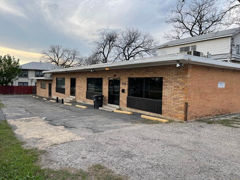 1631 N Interstate 35, San Antonio, TX à vendre - Photo du bâtiment - Image 2 de 10