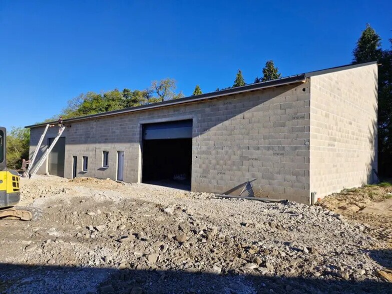 Industrial in Eyjeaux for lease - Building Photo - Image 3 of 3