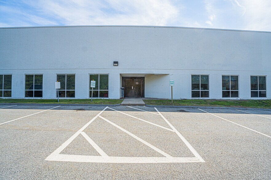 10 Lyberty Way, Westford, MA à louer - Photo du bâtiment - Image 3 de 31