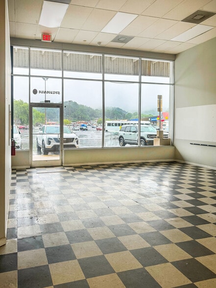 208-305 Russ Ave, Waynesville, NC for lease - Interior Photo - Image 2 of 5