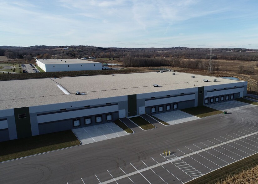 N102 W19300 Willow Creek Way, Germantown, WI for lease - Building Photo - Image 2 of 4