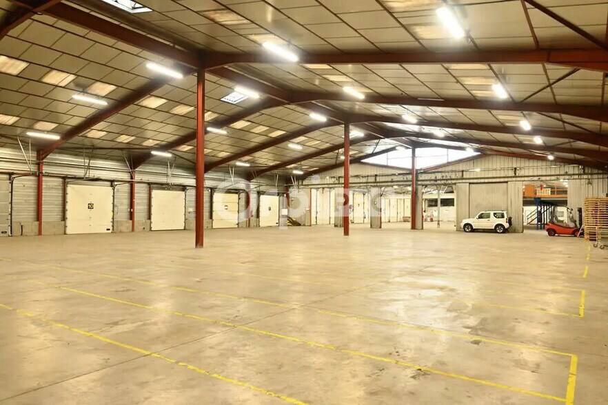 Industrial in Saint-Priest for lease - Interior Photo - Image 1 of 8