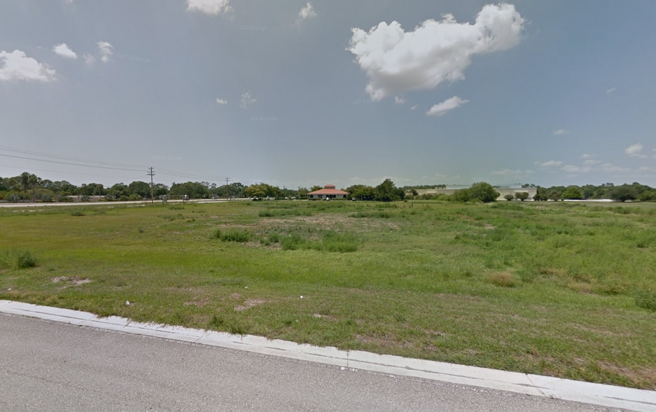 18730 Del Tura Plaza Ln, North Fort Myers, FL à vendre - Autre - Image 2 de 3