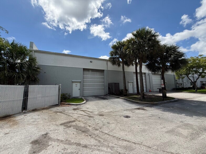 1865 S Powerline Rd, Deerfield Beach, FL à louer - Photo du bâtiment - Image 3 de 4