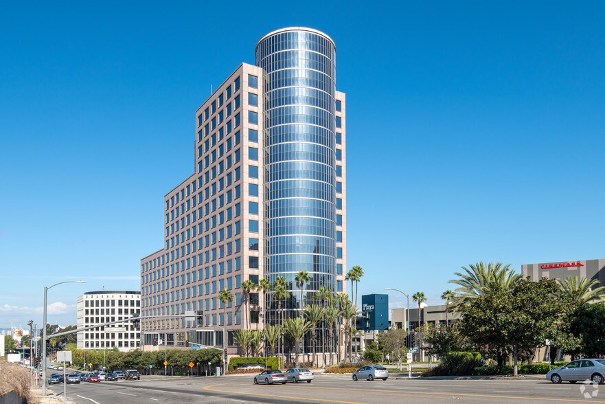 6701 Center Dr W, Los Angeles, CA à louer - Photo du bâtiment - Image 1 de 4