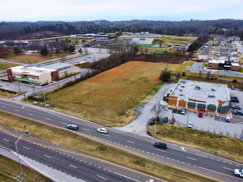 2141 N Charles G Seivers Blvd, Clinton, TN à louer - Photo du bâtiment - Image 2 de 12