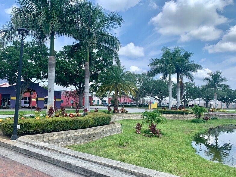 3011 Maingate Ln, Kissimmee, FL à louer - Photo du bâtiment - Image 2 de 8