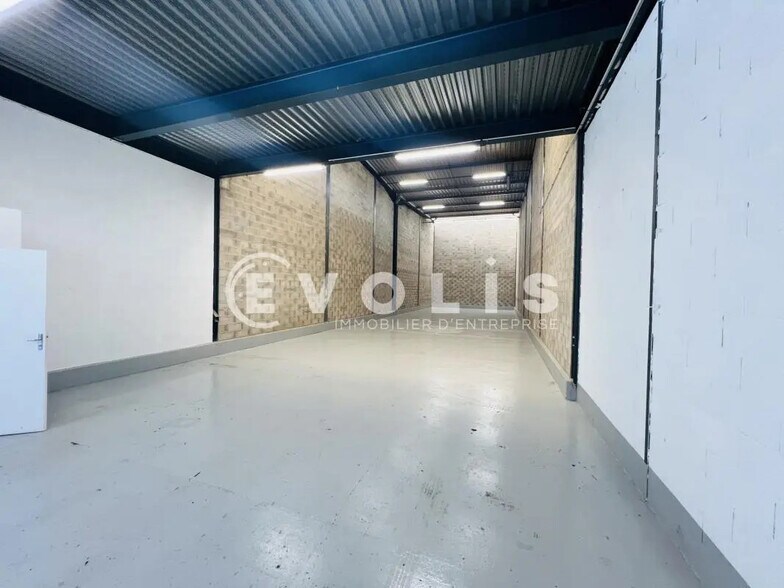 Flex in Noisy-le-Grand for lease - Interior Photo - Image 2 of 7