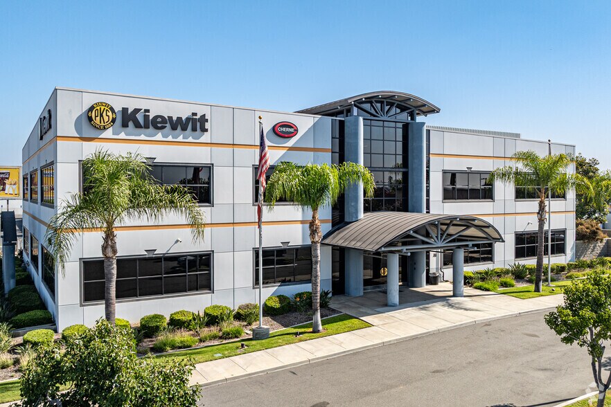 10704 Shoemaker Ave, Santa Fe Springs, CA à vendre - Photo du bâtiment - Image 2 de 5