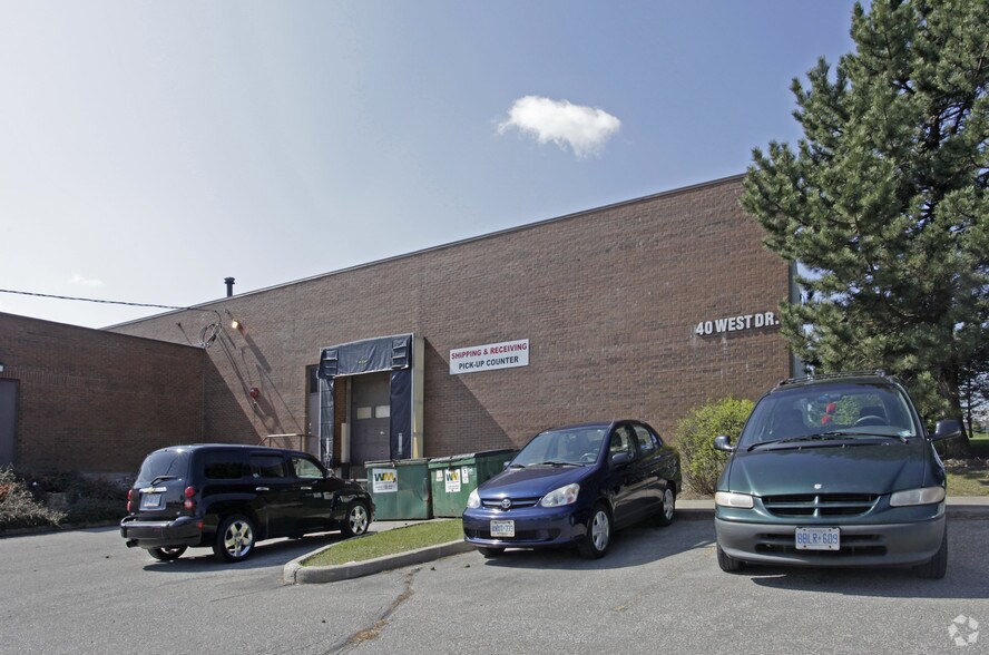 40 West Dr, Brampton, ON à vendre - Photo du bâtiment - Image 2 de 5