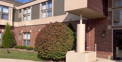 1009 W Glen Oaks Ln, Mequon, WI for lease - Commercial Listing Video 